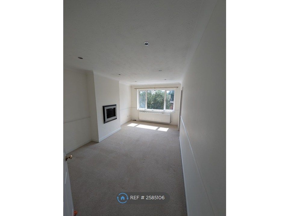 Property photo 1 of 8 Living Room