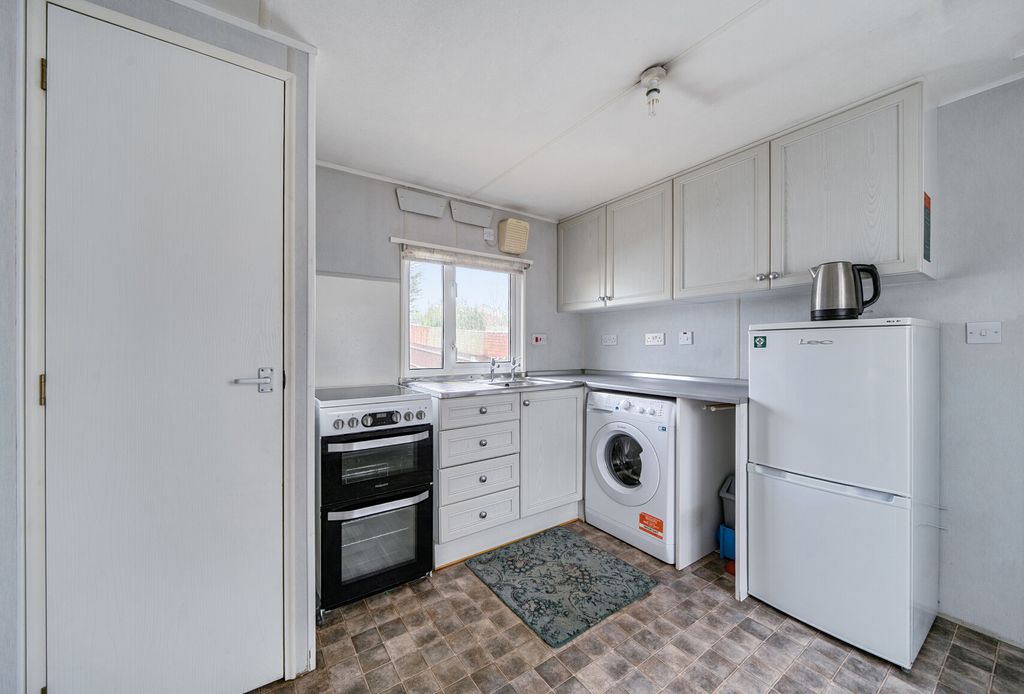 Property photo 2 of 21 1380688-16-6911d9...