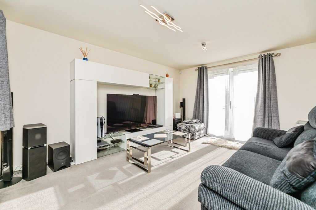 Property photo 3 of 23 2A8A4873-2-1018