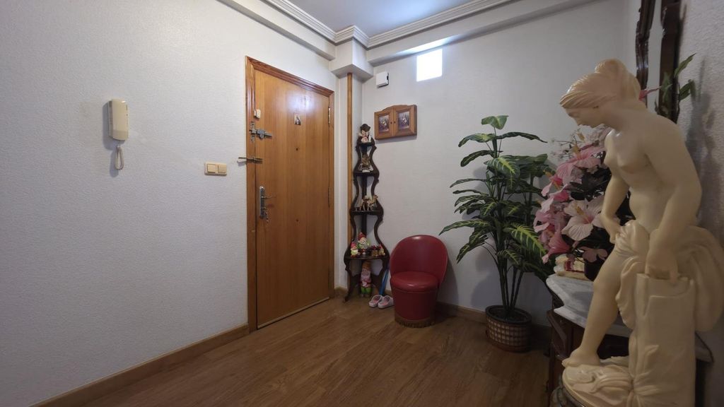 Property photo 2 of 33