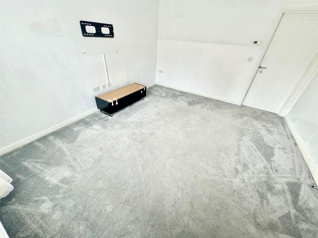 Property photo 3 of 8 Lounge