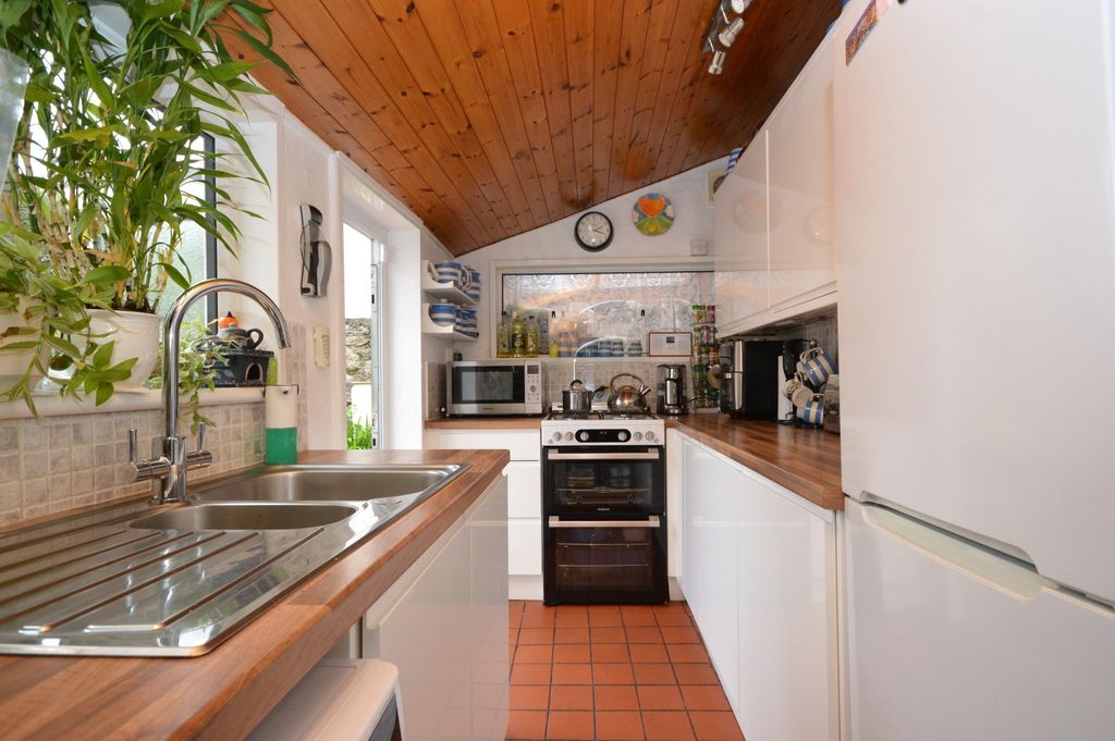 Property photo 3 of 11 3 - Picture No. 05
