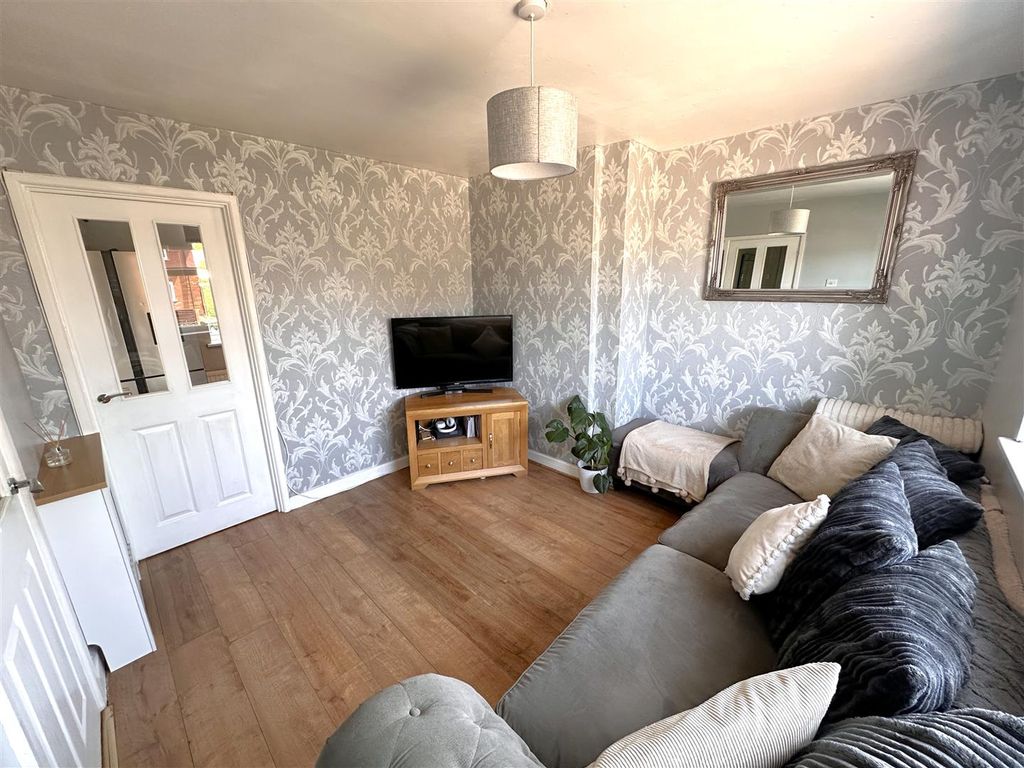 Property photo 2 of 15 Sizeable Lounge 679