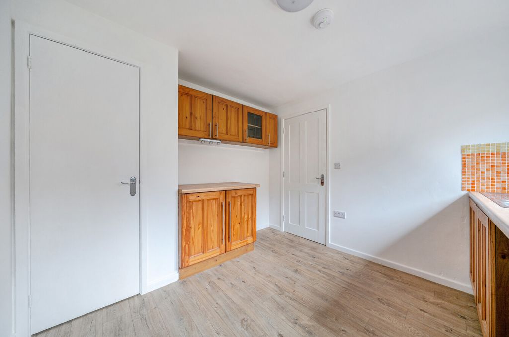 Property photo 3 of 23 1384460-8-692d947...