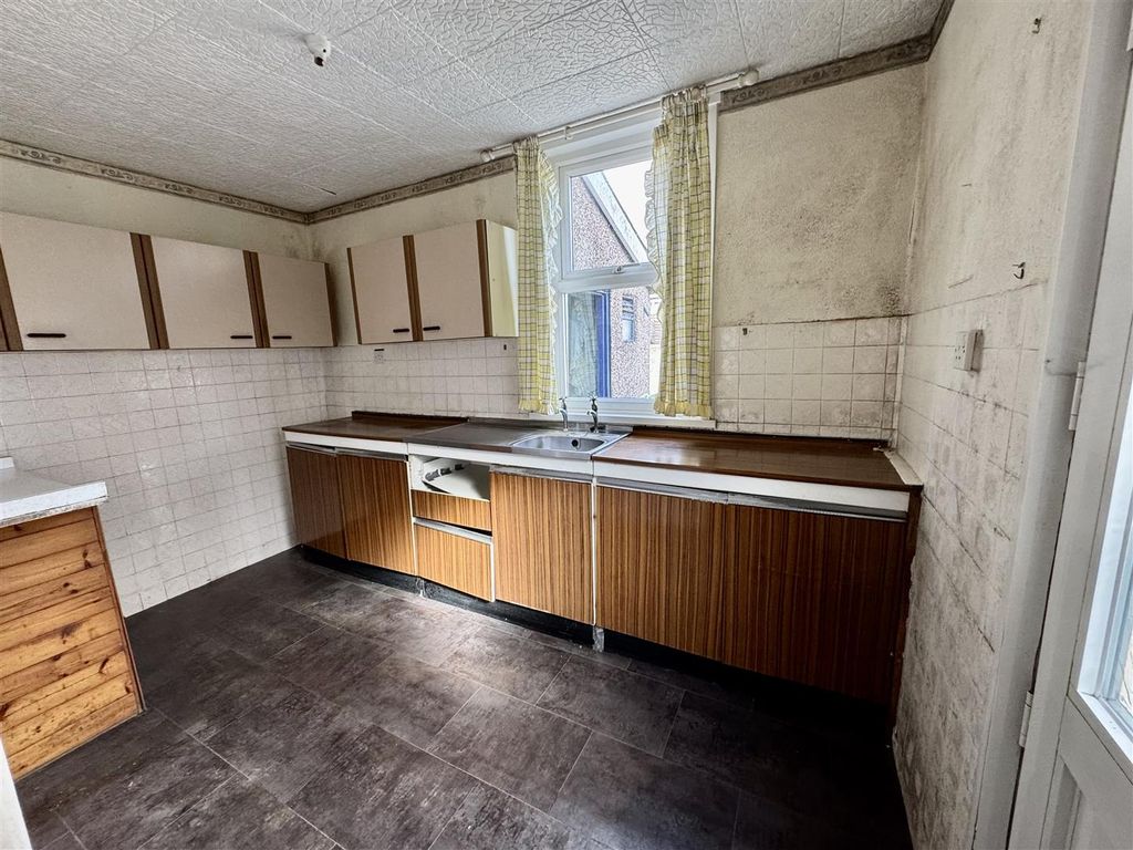 Property photo 3 of 14 Kitchen