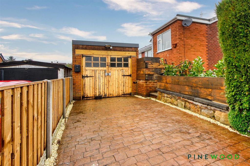 Property photo 2 of 26 Driveway And Single Garage