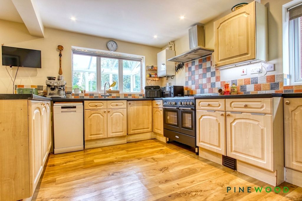 Property photo 3 of 28 Kitchen/Breakfast/D