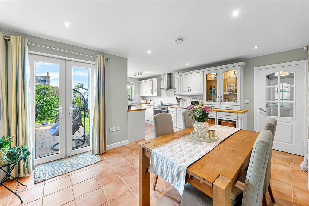 Property photo 3 of 32 Dining Kitchen