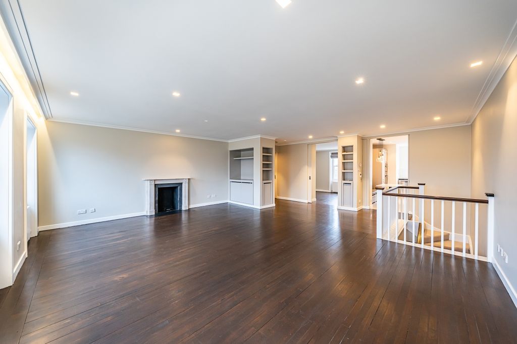 Property photo 1 of 26 Warwick-Square-1