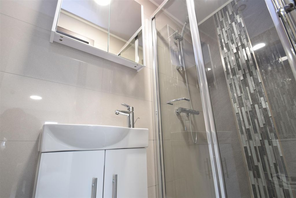 Property photo 3 of 6 Ensuite