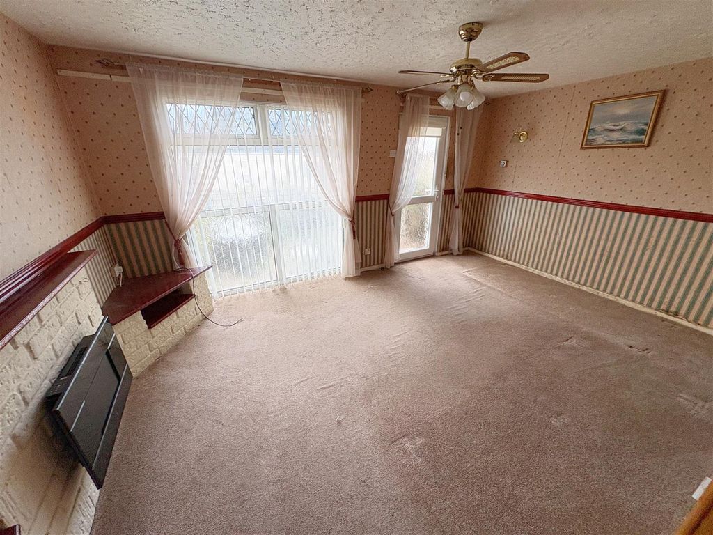 Property photo 2 of 16 Lounge.Jpg