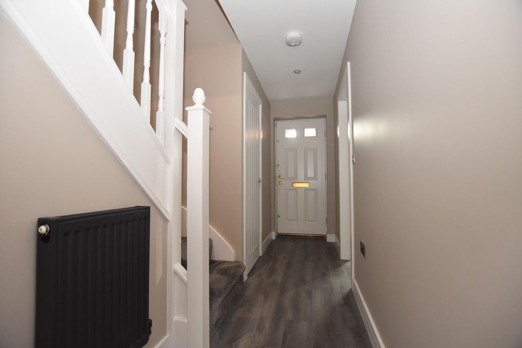 Property photo 2 of 13 Ent Hall.Jpg