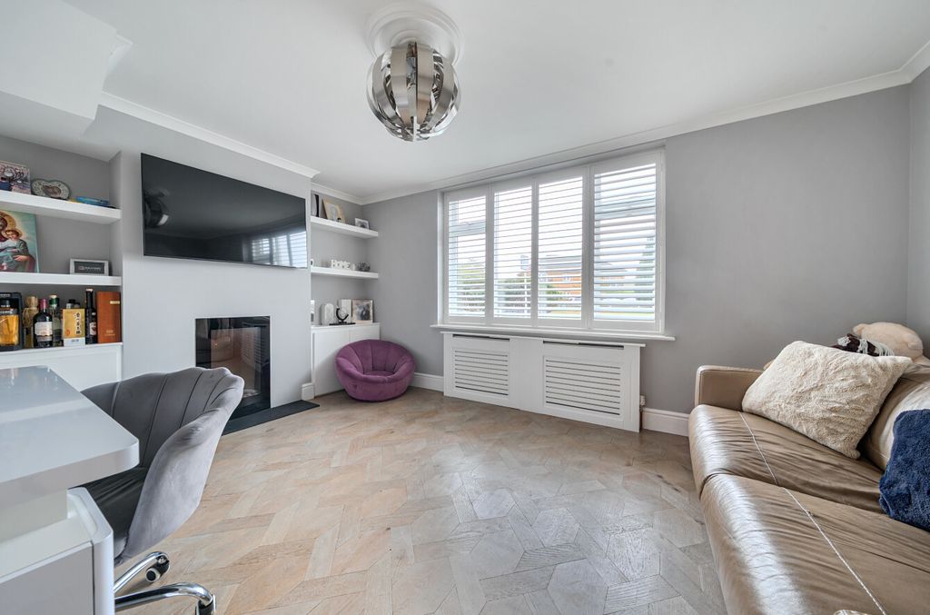 Property photo 3 of 14 Living Room