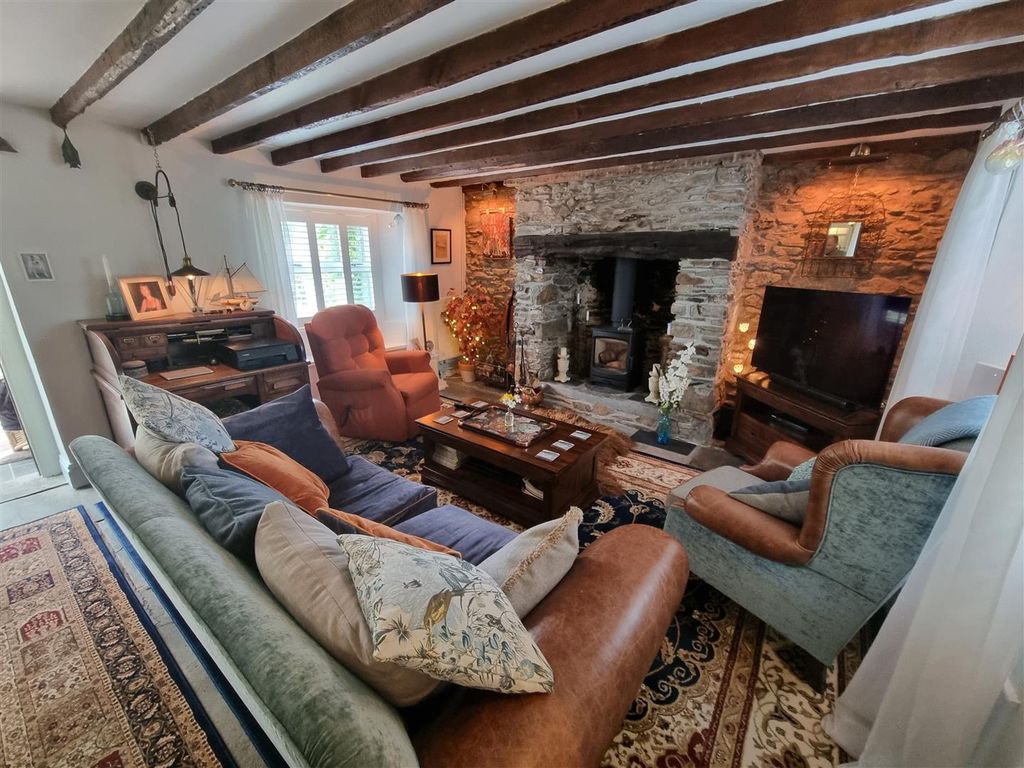 Property photo 3 of 29 Sitting Area.Jpg