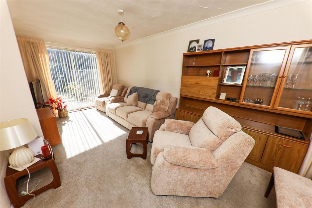 Property photo 3 of 14 Lounge
