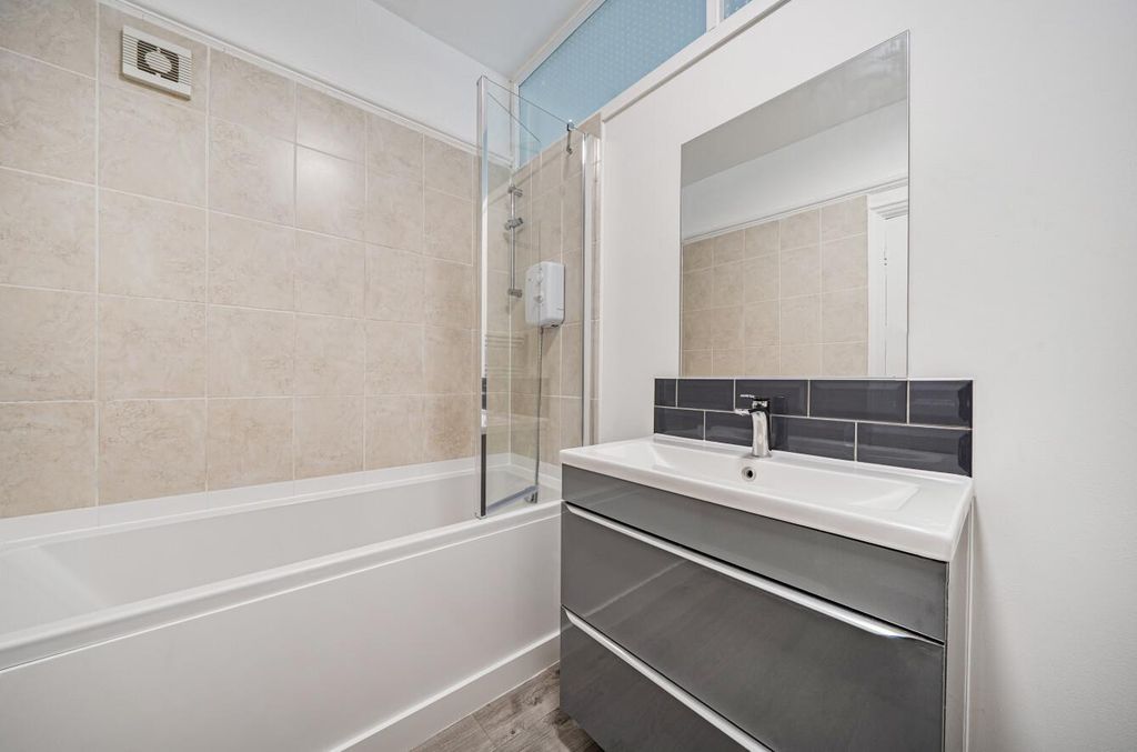 Property photo 2 of 16 8D Parklands Close (6).Jpg