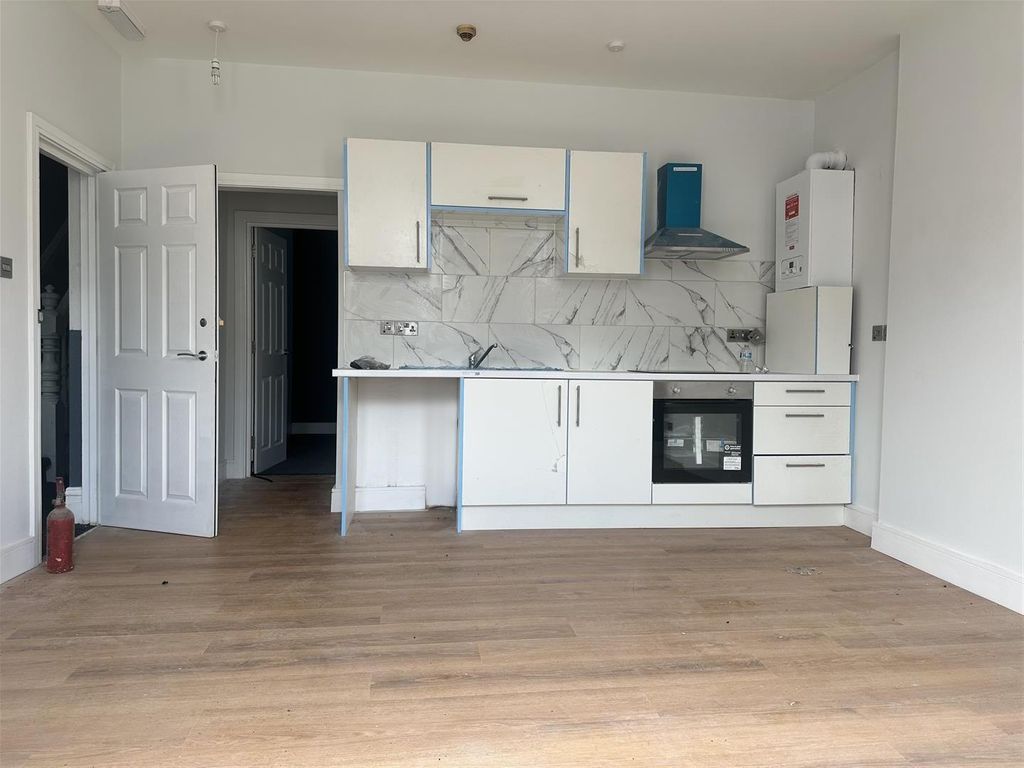 Property photo 1 of 8 Bright Modern Kitchen With Marble Effect Splashbac...
