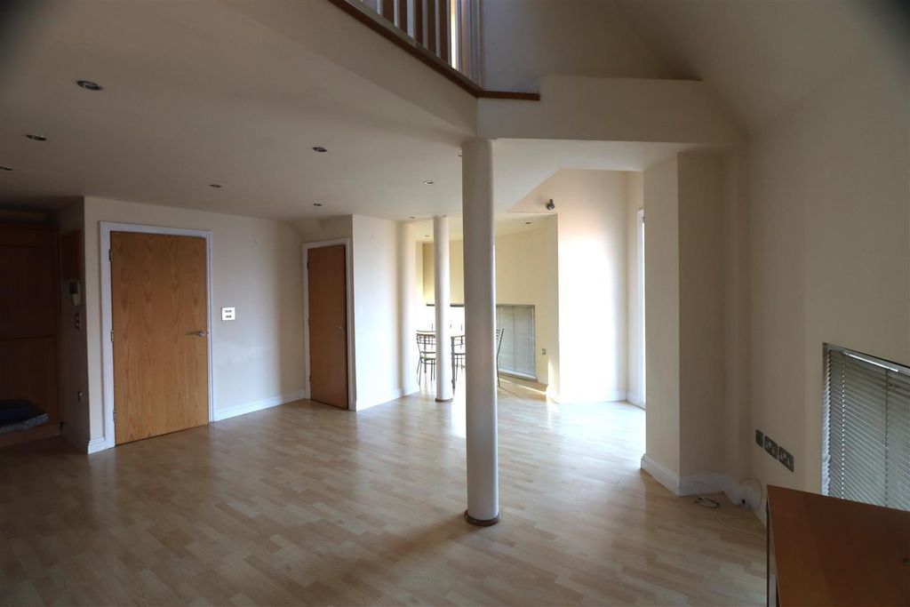 Property photo 3 of 8 Lounge..Jpg
