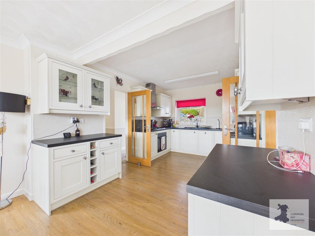 Property photo 3 of 39 Kitchen
