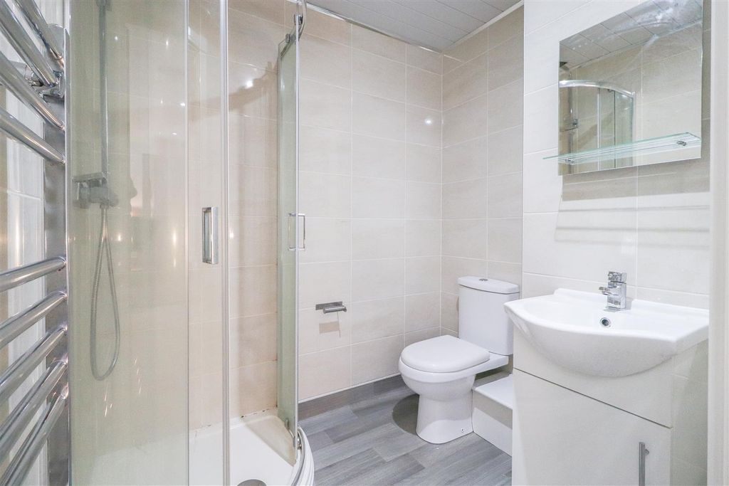 Property photo 3 of 6 104 Victoria House-5.Jpg