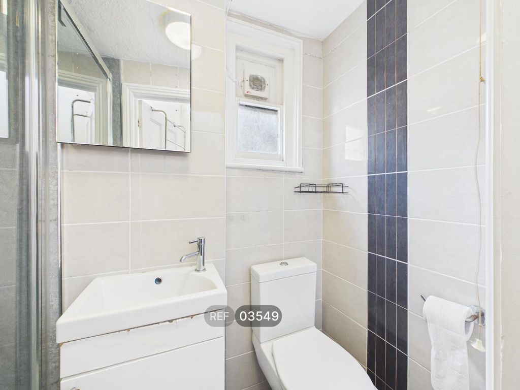 Property photo 3 of 10 Bathroom