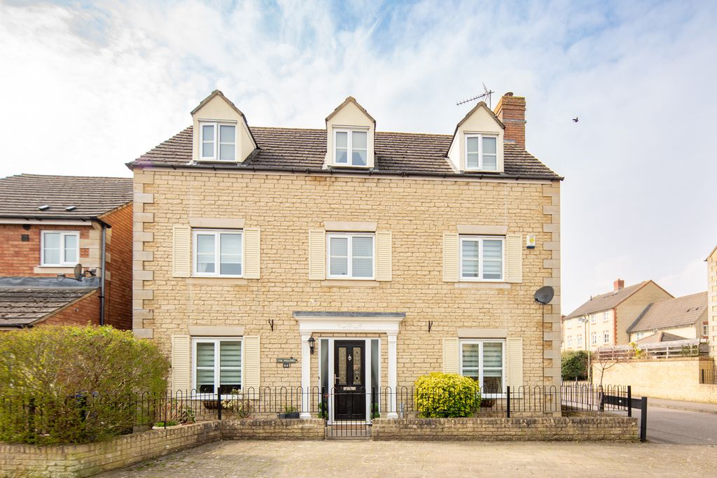 Property photo 2 of 31 Front