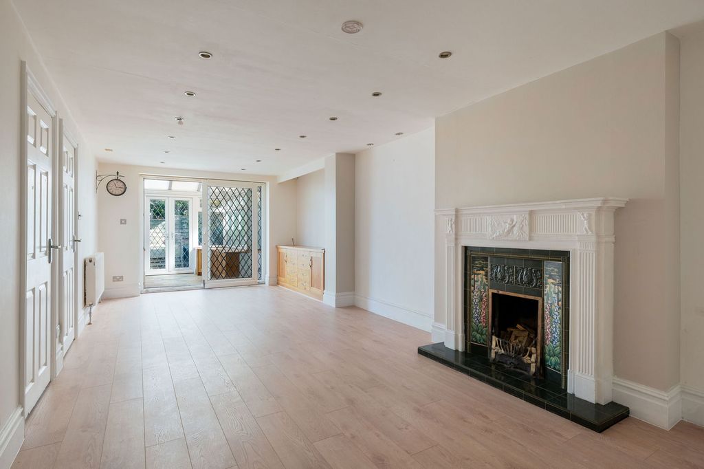 Property photo 3 of 21