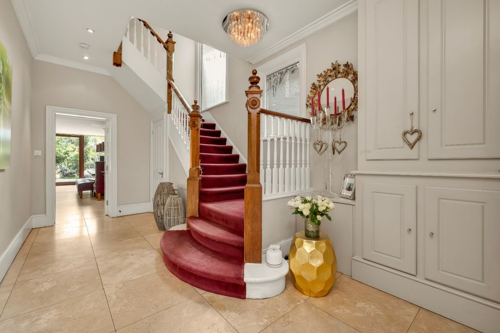 Property photo 2 of 20 Entrance Hall