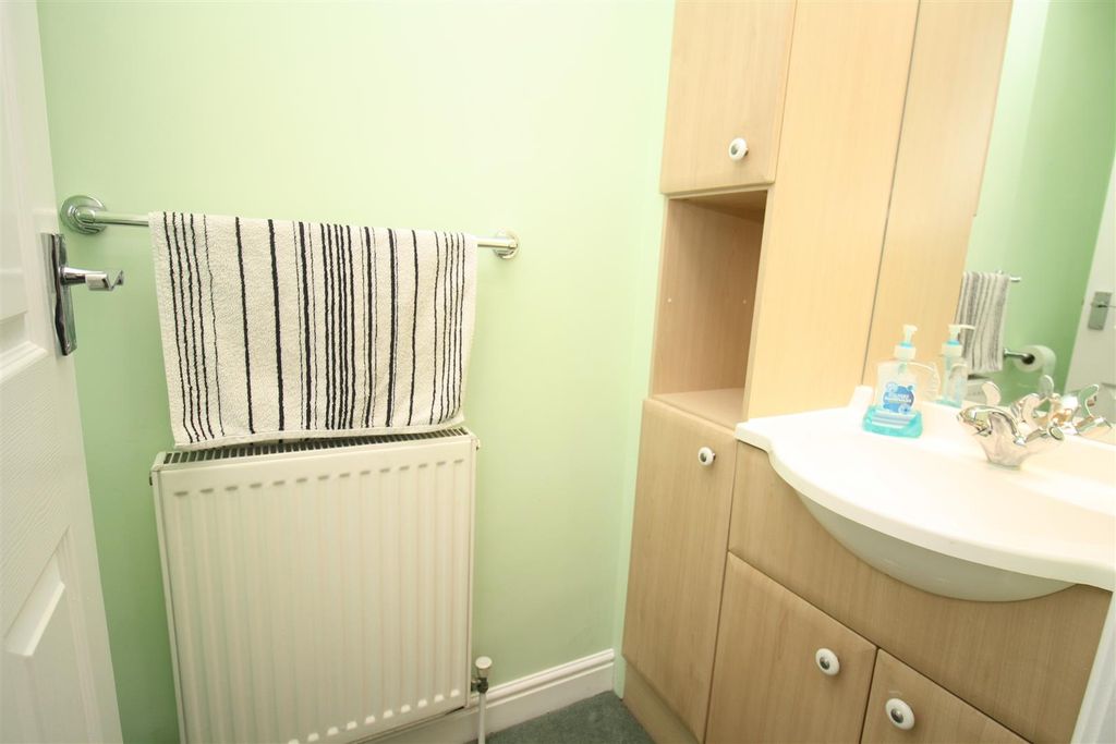 Property photo 2 of 17 Cloakroom