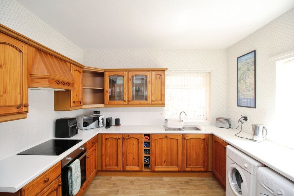 Property photo 3 of 19 Kitchen
