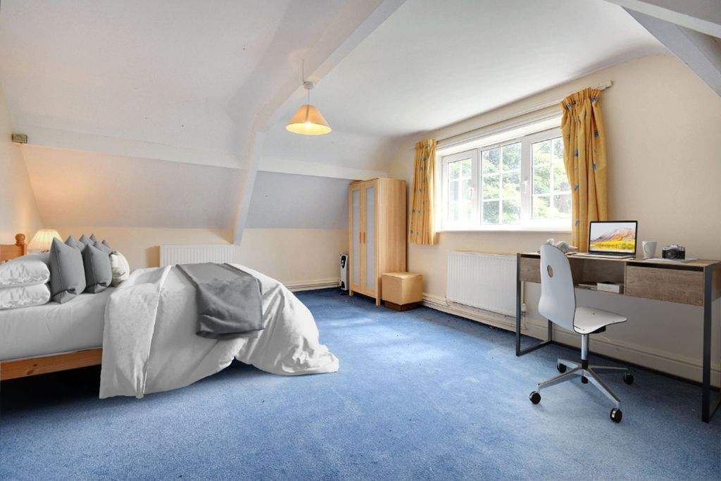 Property photo 2 of 9 Bedroom