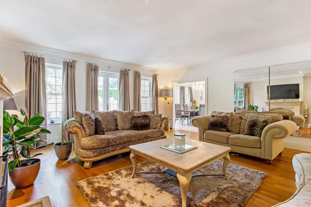 Property photo 3 of 28 Living Room