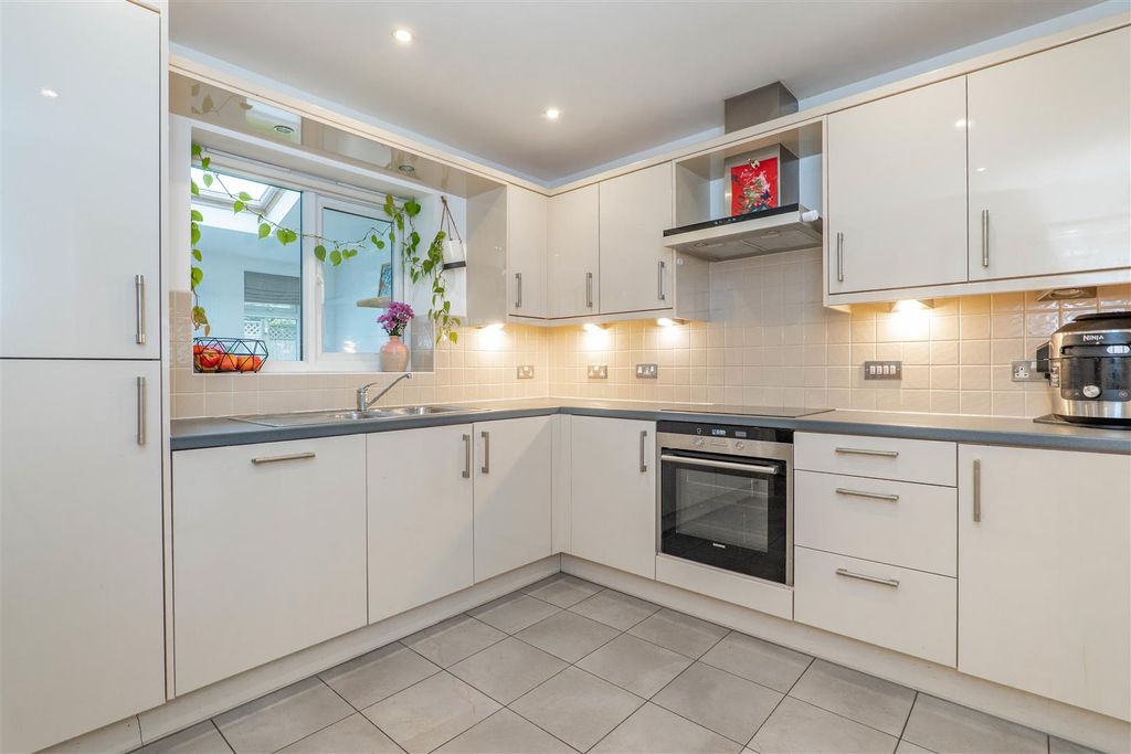 Property photo 3 of 40 Kitchen