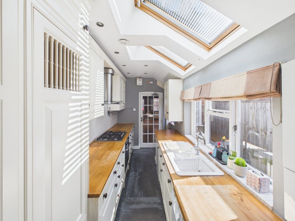 Property photo 3 of 10 Kitchen