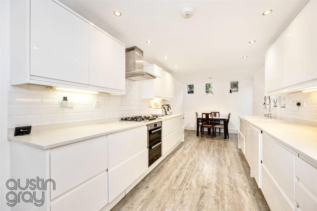 Property photo 3 of 17 Sackville Road, 136-012.Jpg