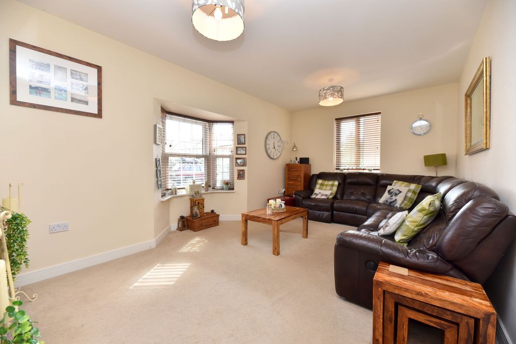 Property photo 2 of 27