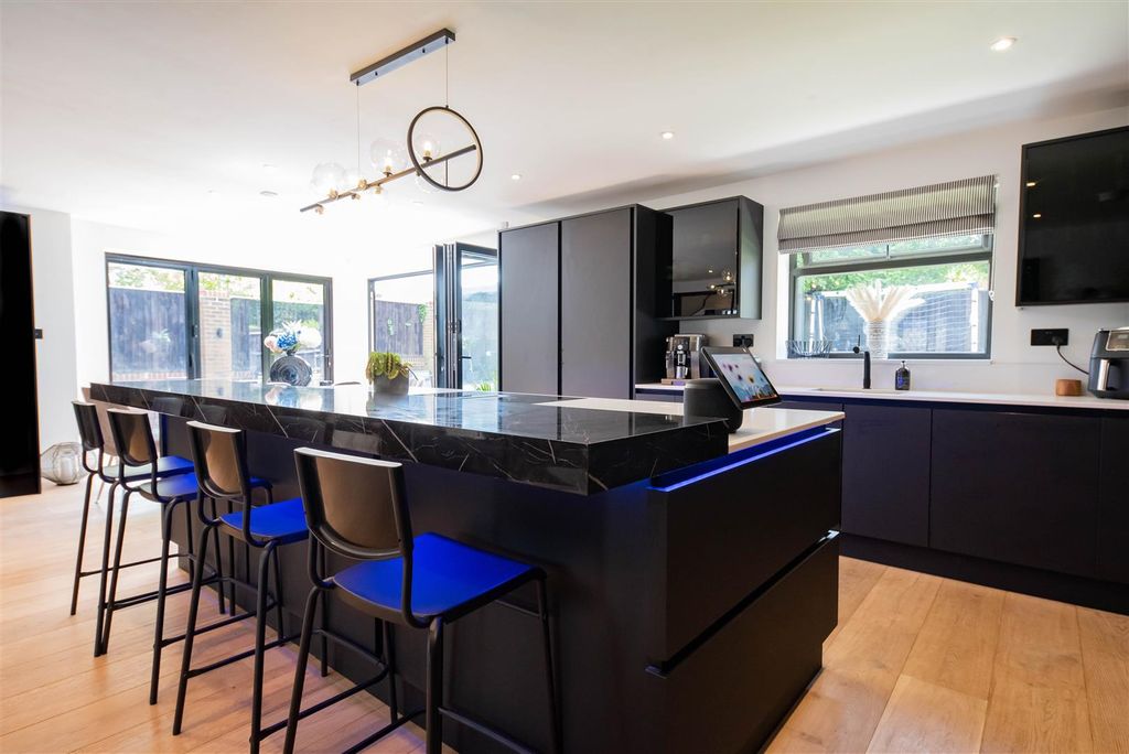 Additional image 16 of 6 bed detached house for saleSorrel Drive, Lightwater GU18