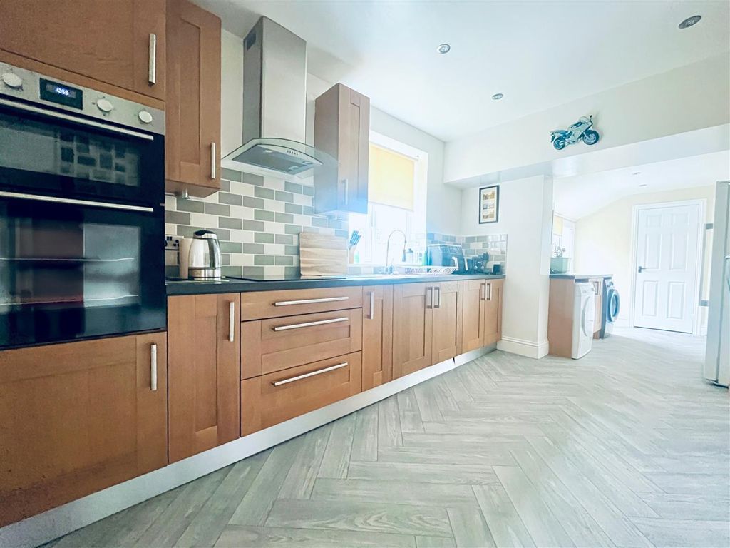 Property photo 3 of 21 Breakfast Kitchen