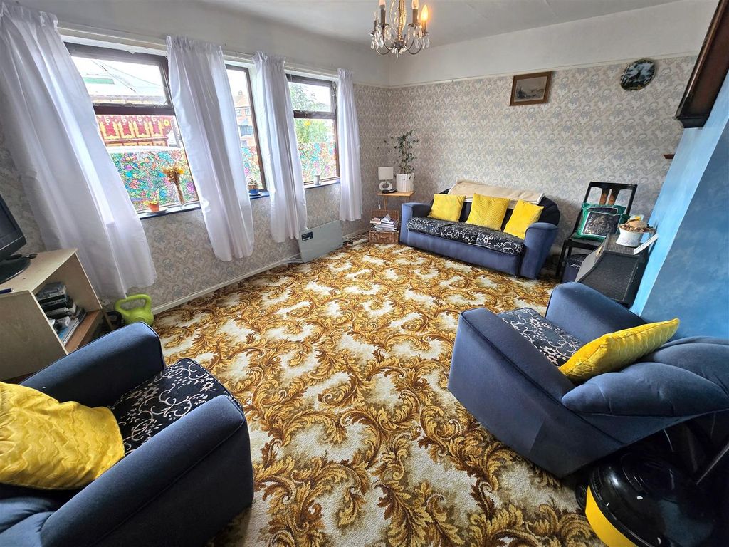 Property photo 2 of 11 Lounge