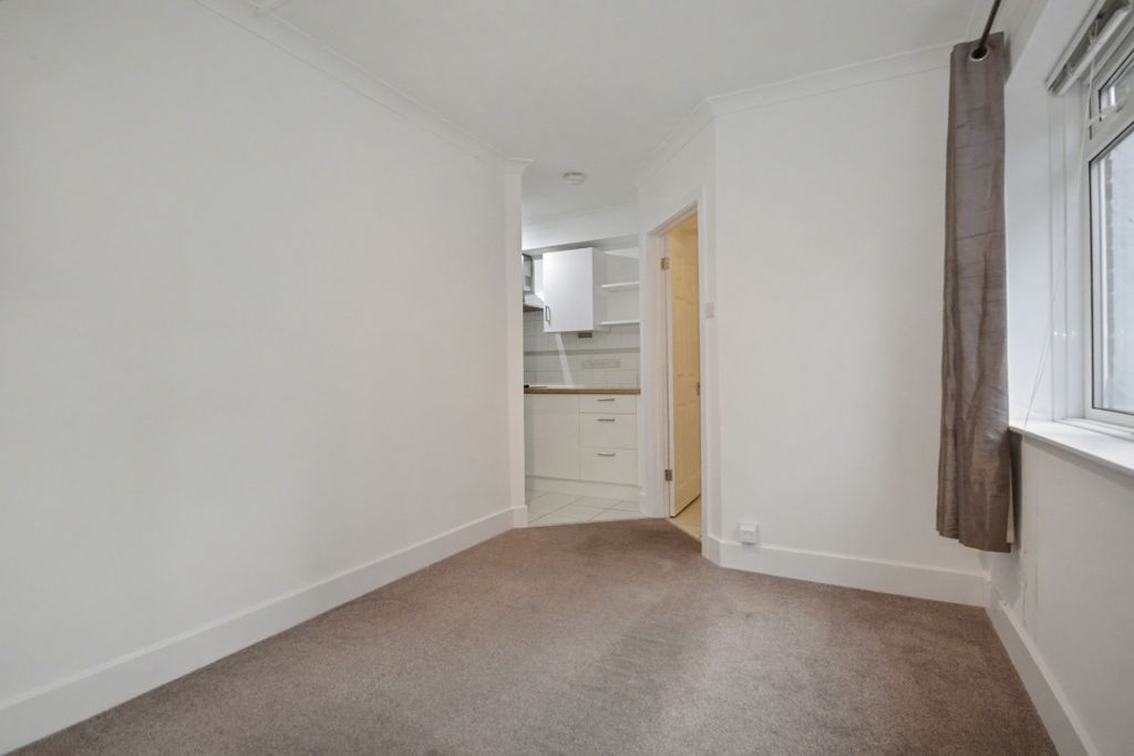 Property photo 3 of 7 Flat 6 Beaumont Court, 2 Boscombe Spa Road, Bournemouth, Dorset, Bh5 1Au