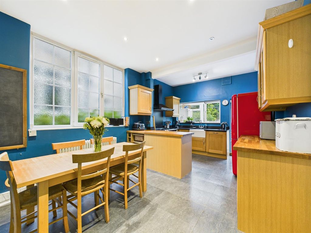 Property photo 2 of 19 Cam02885G0-Pr0511-Still011.Jpg