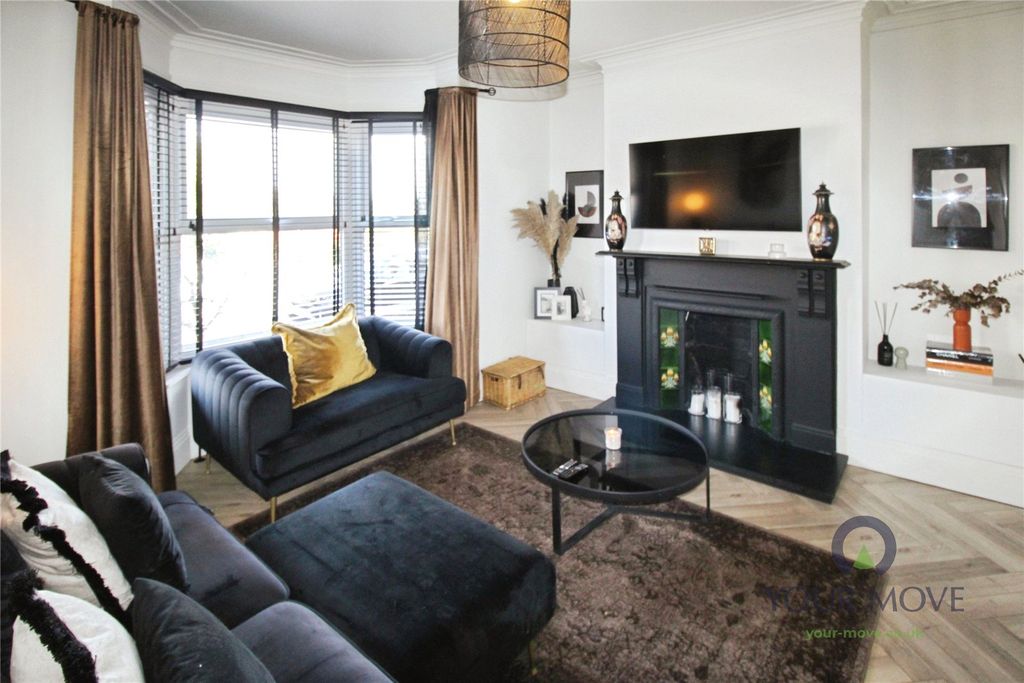 Property photo 3 of 18 Lounge