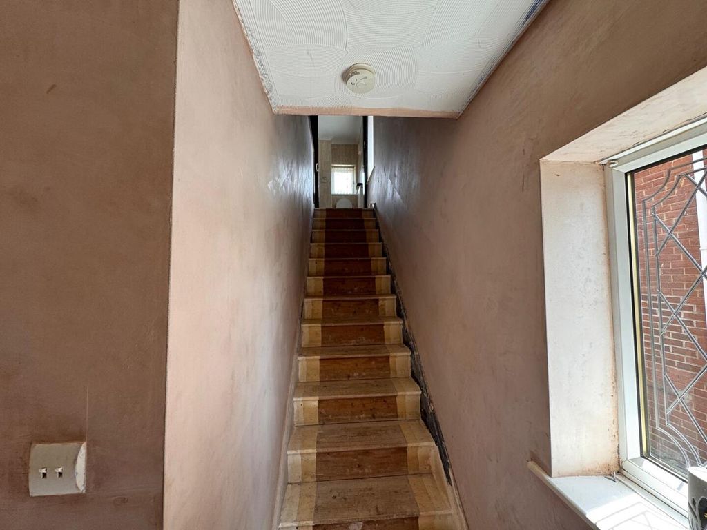 Property photo 2 of 16 Hallway