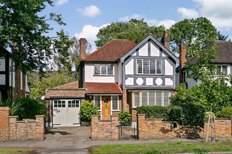 Property photo 1 of 19 Hurst Road, East Molesey