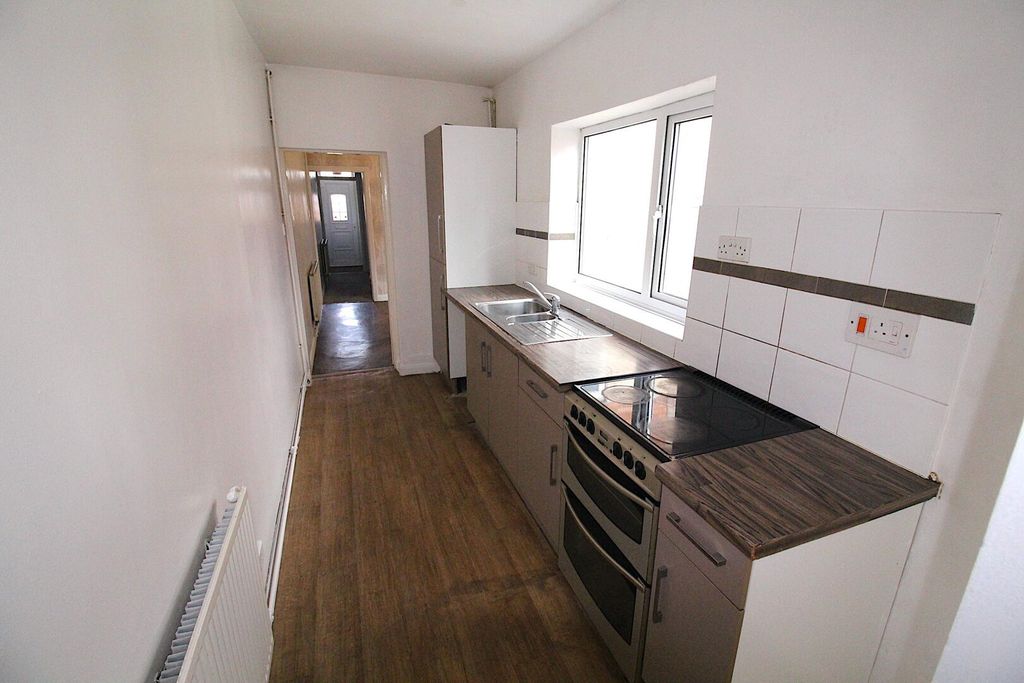 Property photo 2 of 8 Kitchen