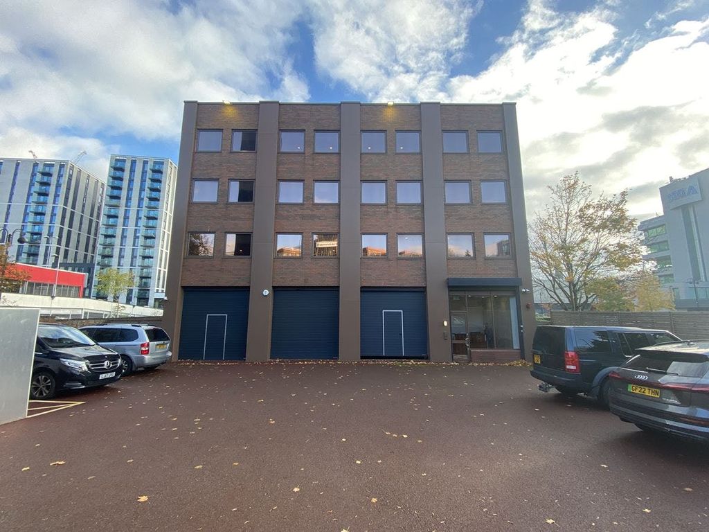 Property photo 1 of 10 Great West Road 1053  Brentford 1.Jpg
