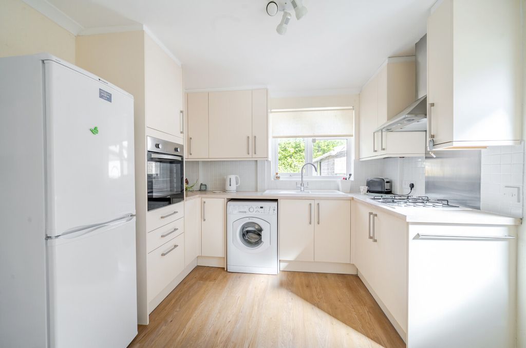 Property photo 3 of 23 1358112-19-68d3E5...