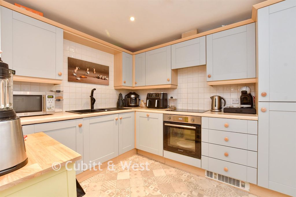 Property photo 3 of 10 Kitchen