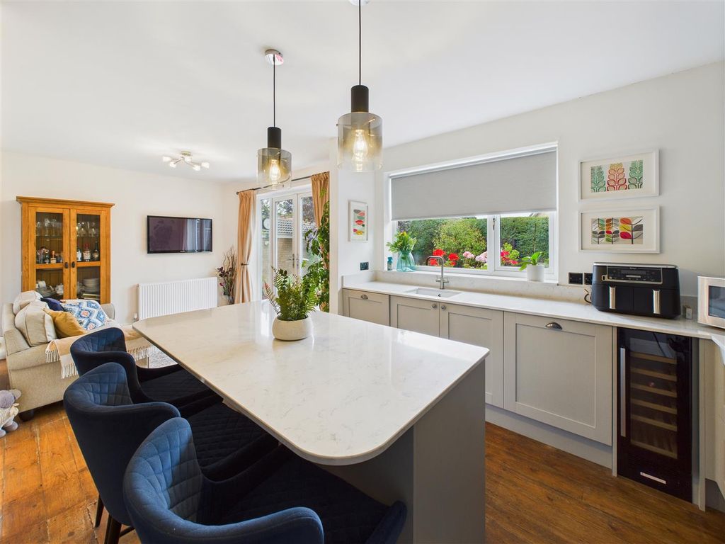 Property photo 2 of 20 Living Kitchen