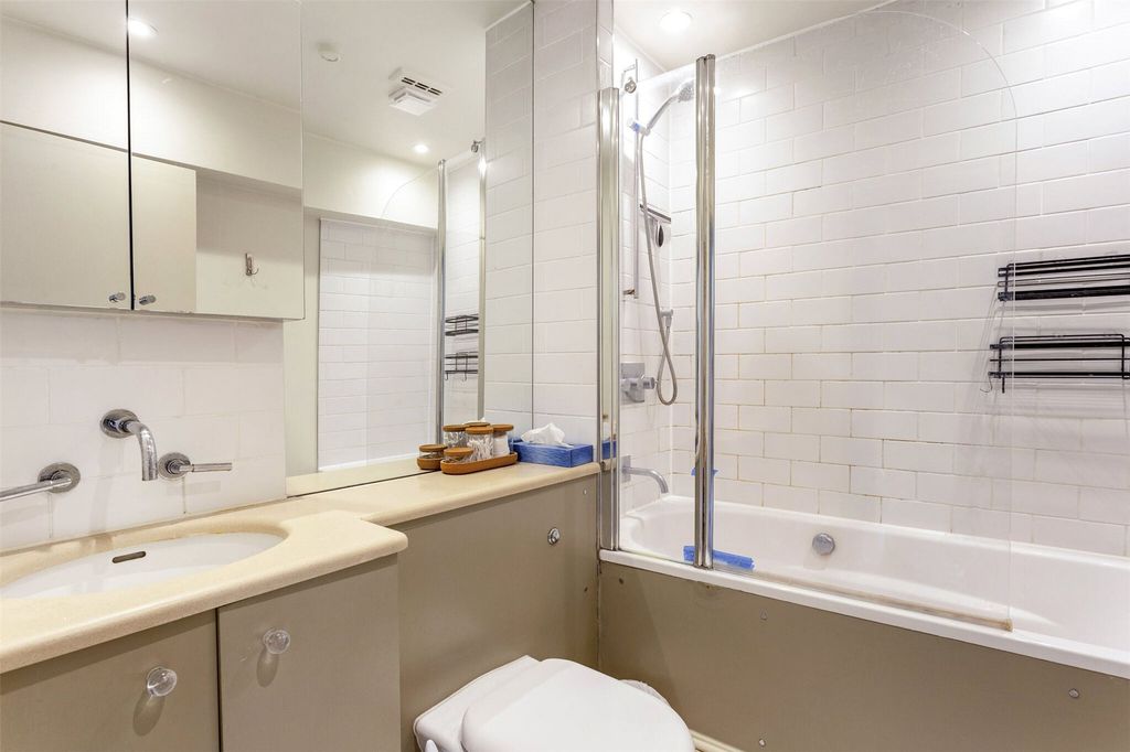 Property photo 3 of 11 Perrymead Street, Lo